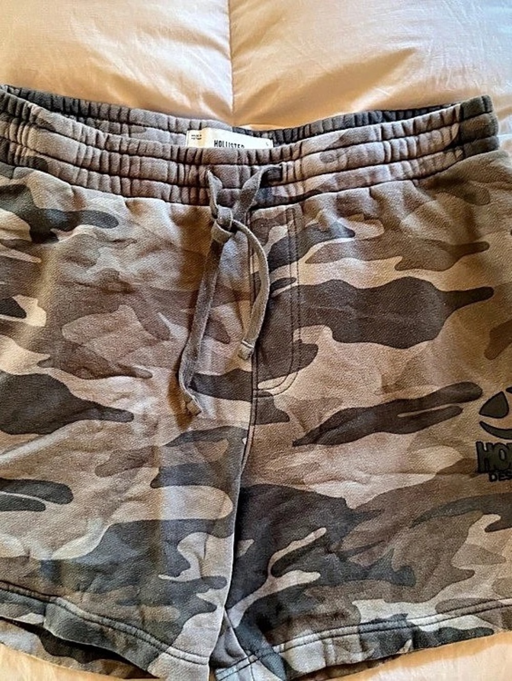 Hollister Feel Good Above-the-Knee Baggy Fleece Graphic Shorts